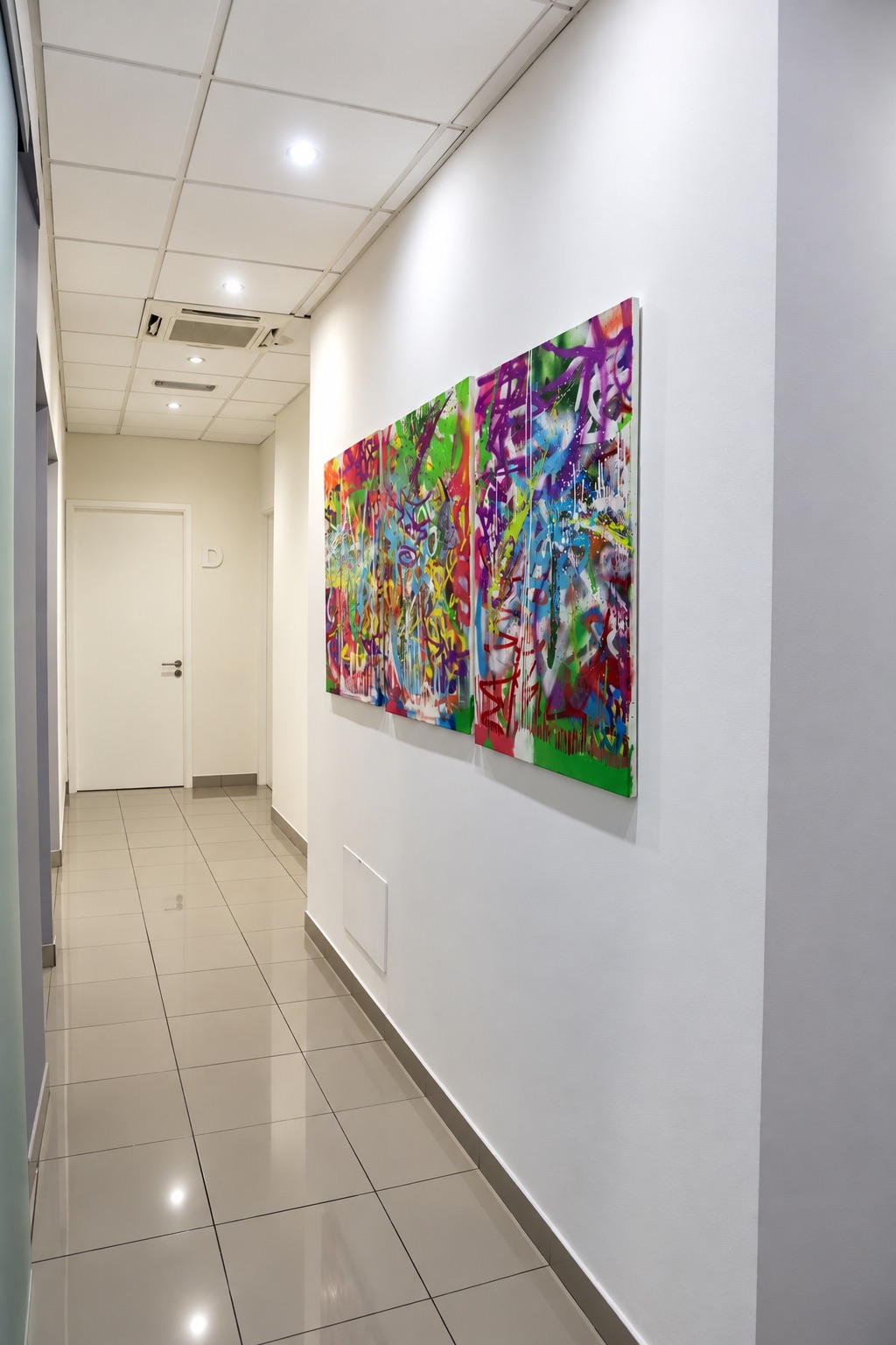 Pasillo de la clínica decorado con obra de arte