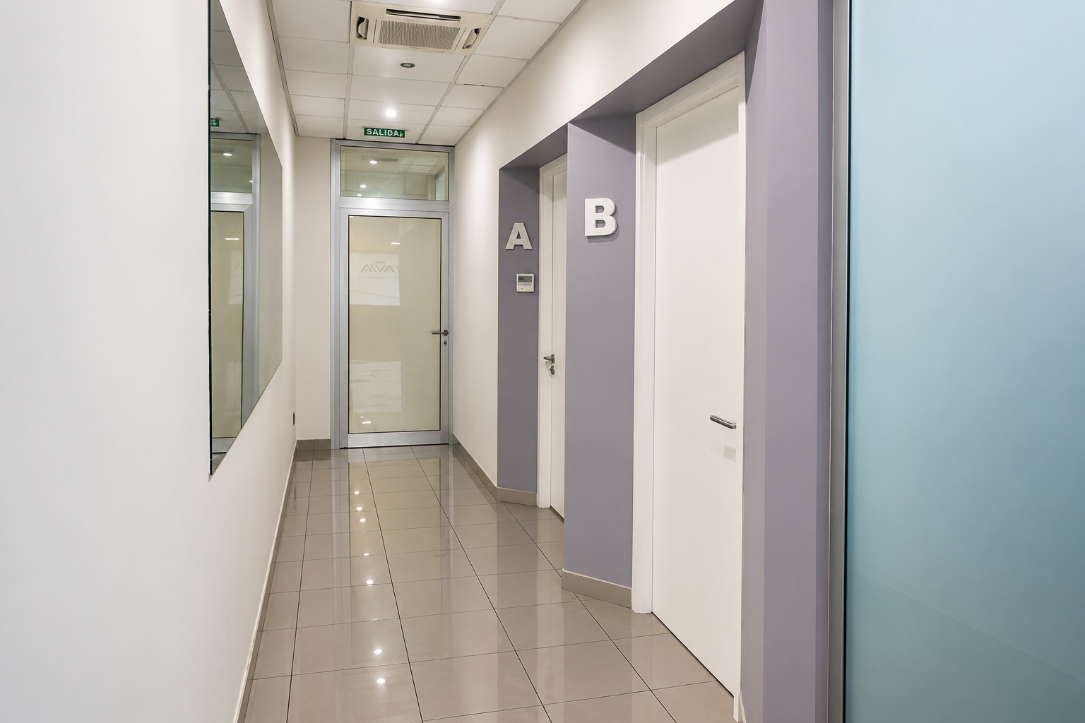 Pasillo de acceso a las consultas A y B