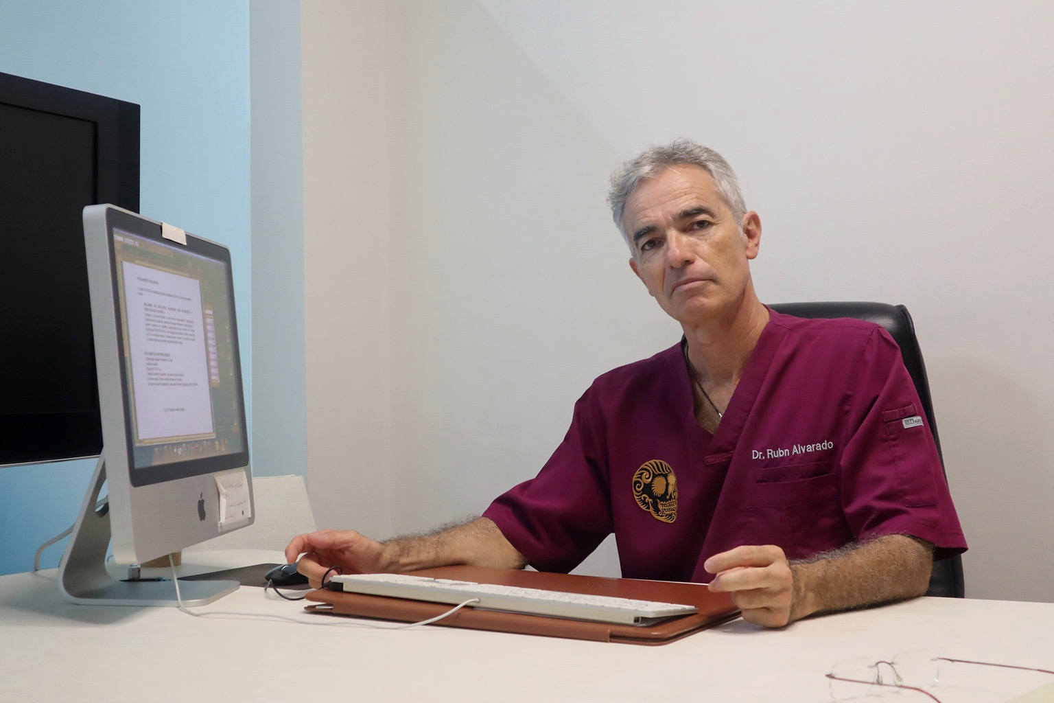 El Dr. Rubén Alvarado Benítez en su despacho de la clínica