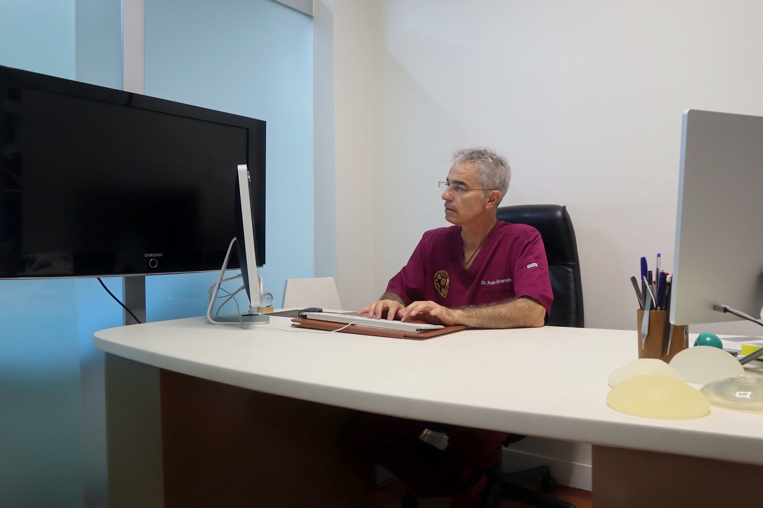 El Dr. Alvarado trabajando en su despacho