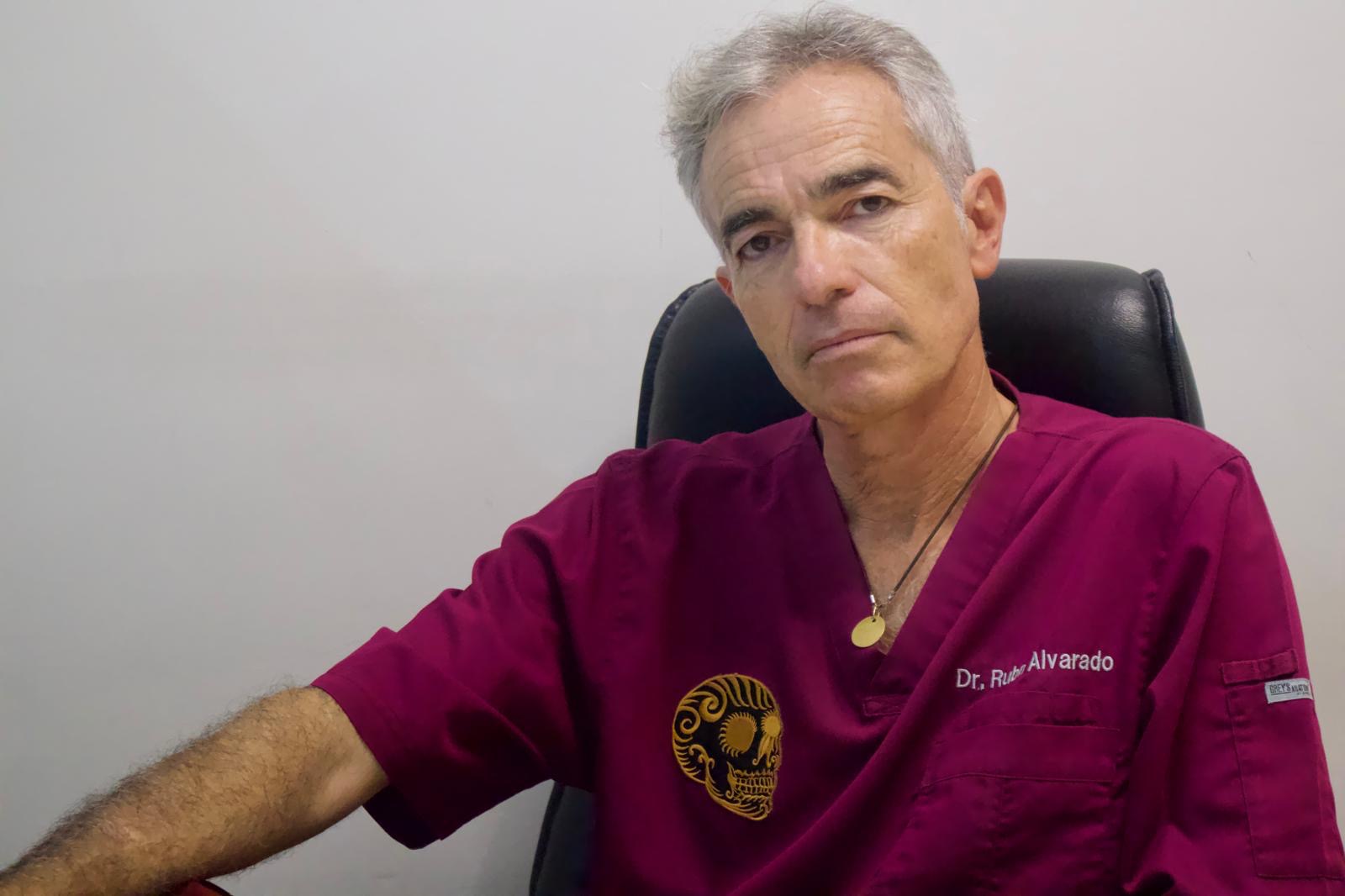 El Dr. Rubén Alvarado Benítez en su consulta de Las Palmas de Gran Canaria